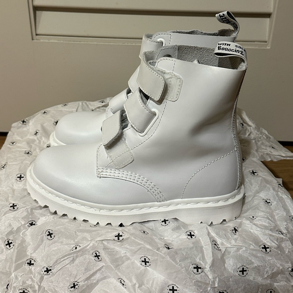 NEW DR MARTENS CORALIA WHITE BOOTS !RARE!